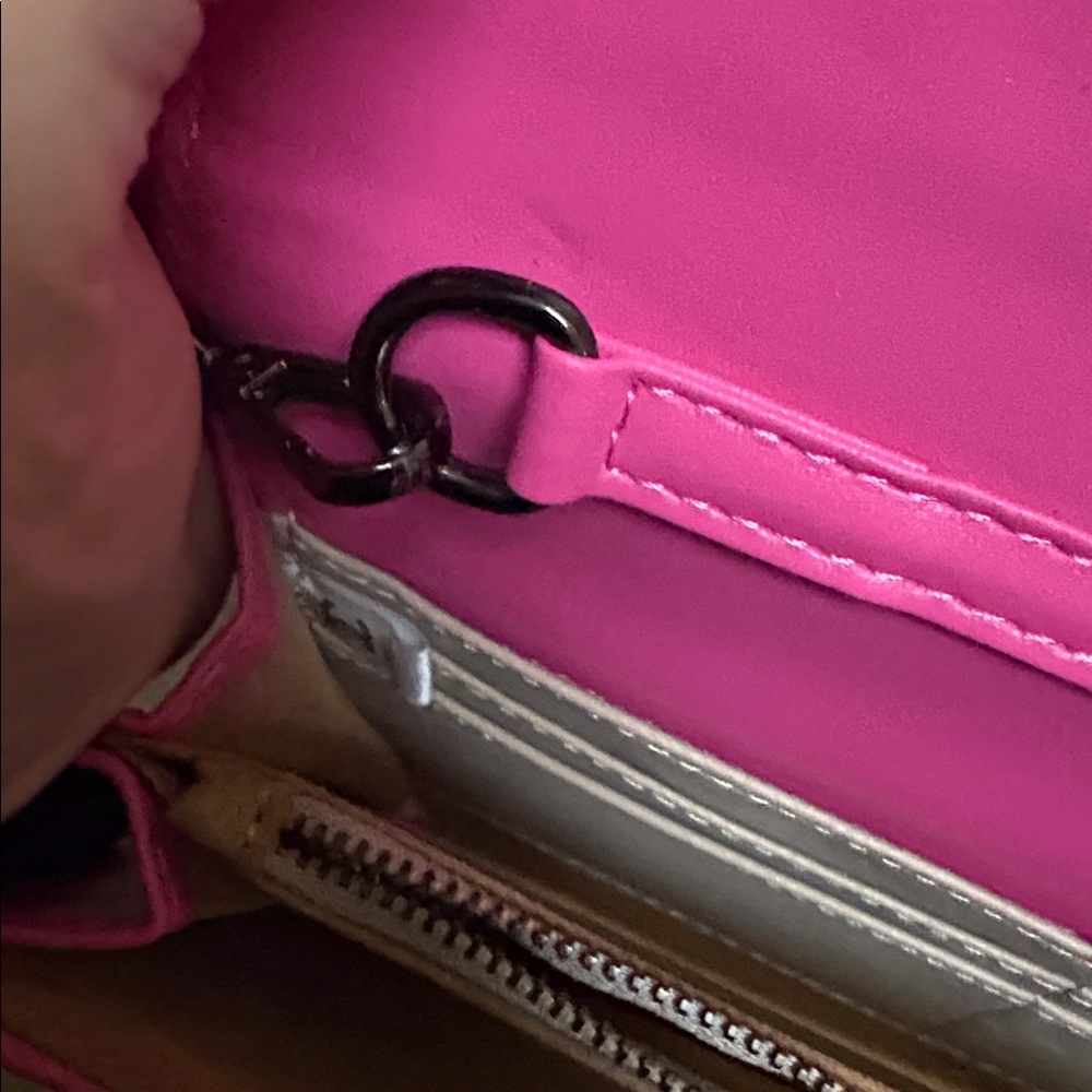 Quilted pink Fuchsia crossbody with CC logo - Picture 4 of 4